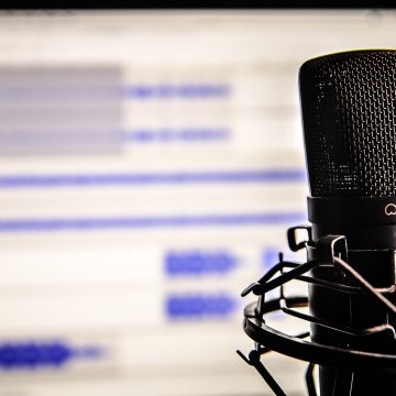 podcast mic by a computerscreen